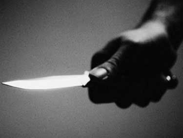 Amenazando con una navaja en la iglesia